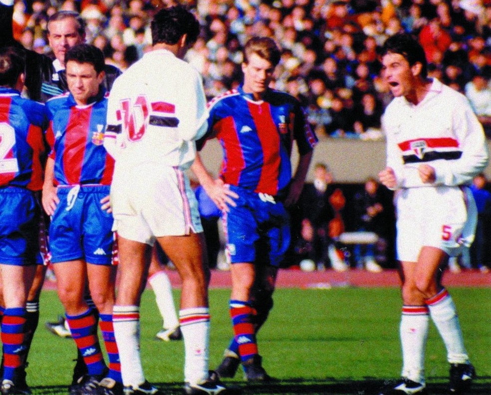 Pintado grita com Raí antes do gol contra o Barcelona no Mundial de 1992 — Foto: Arquivo Histórico SPFC