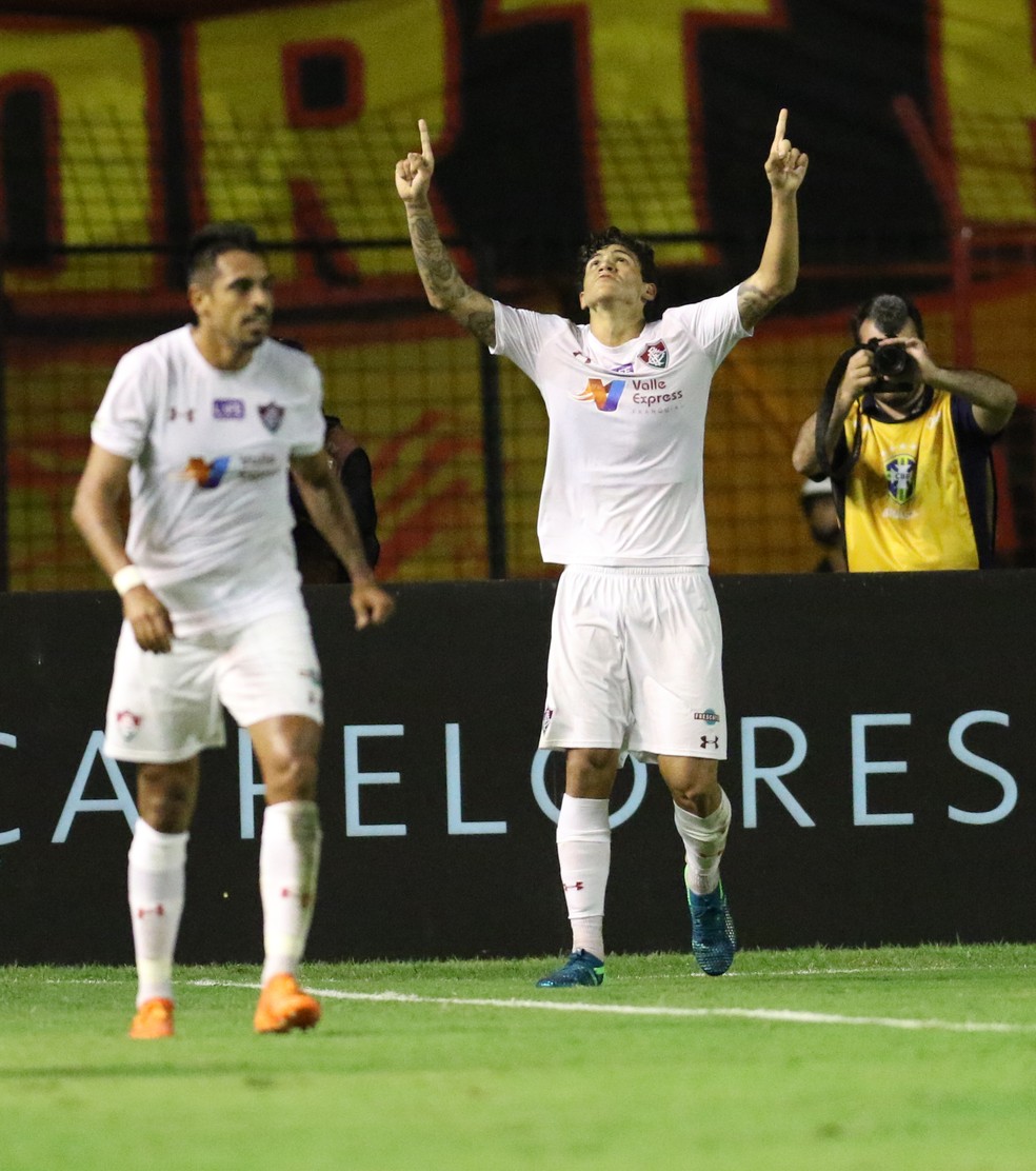 Junior Dutra e Pedro após gol do Fluminense (Foto: Agência Estado)
