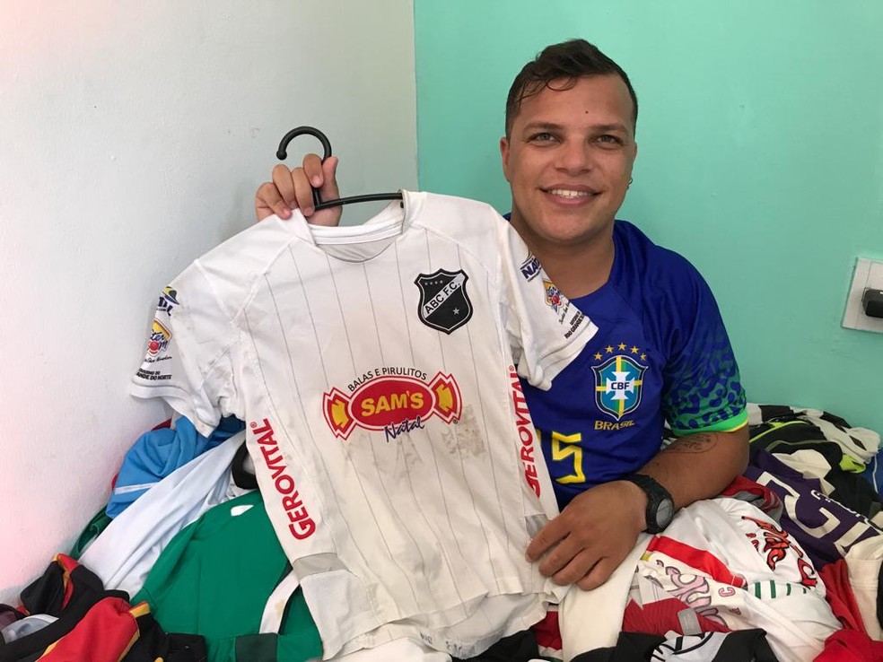 Diógenes quer chegar a mil camisas de times — Foto: Lucas Cortez/Inter TV Cabugi