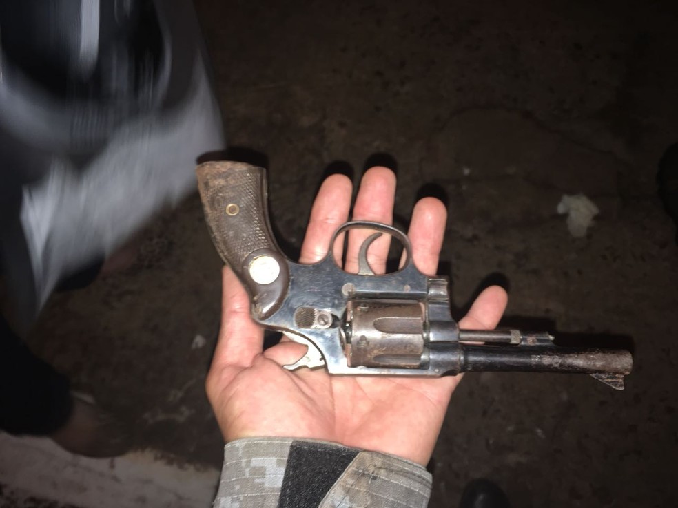 Uma das armas apreendidas pela PM ap&Atilde;&sup3;s confronto (Foto: Pol&Atilde;&shy;cia Militar/Divulga&Atilde;&sect;&Atilde;&pound;o)
