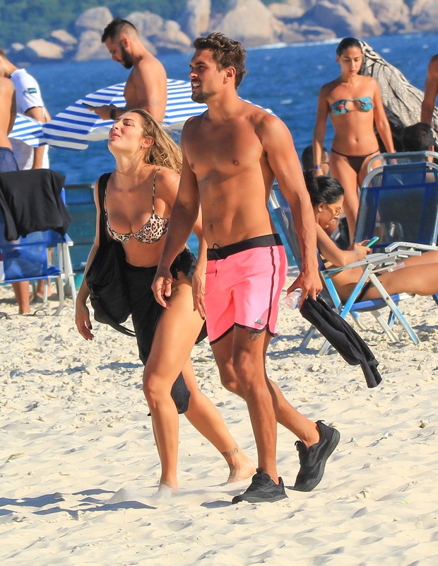 Felipe Roque curte praia com Sofia Starling, ex-namorada de André Marques (Foto: Fabricio Pioyani/AgNews)