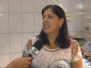 Rose conseguiu uma amostra grátis do medicamento em um consultório. Depois que o remédio acabar ela não sabe o que irá fazer (Foto: Reprodução/TV TEM) Rose conseguiu uma amostra grátis do medicamento em um consultório. Depois que o remédio acabar ela não sabe o que irá fazer (Foto: Reprodução/TV TEM)
