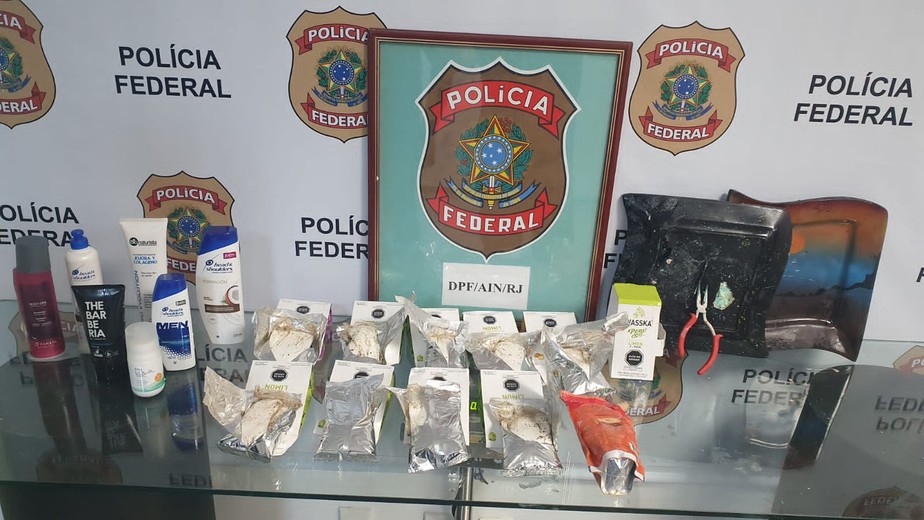 Polícia Federal prende suíço no aeroporto do Galeão com cocaína escondida em pratos, xampus e chás