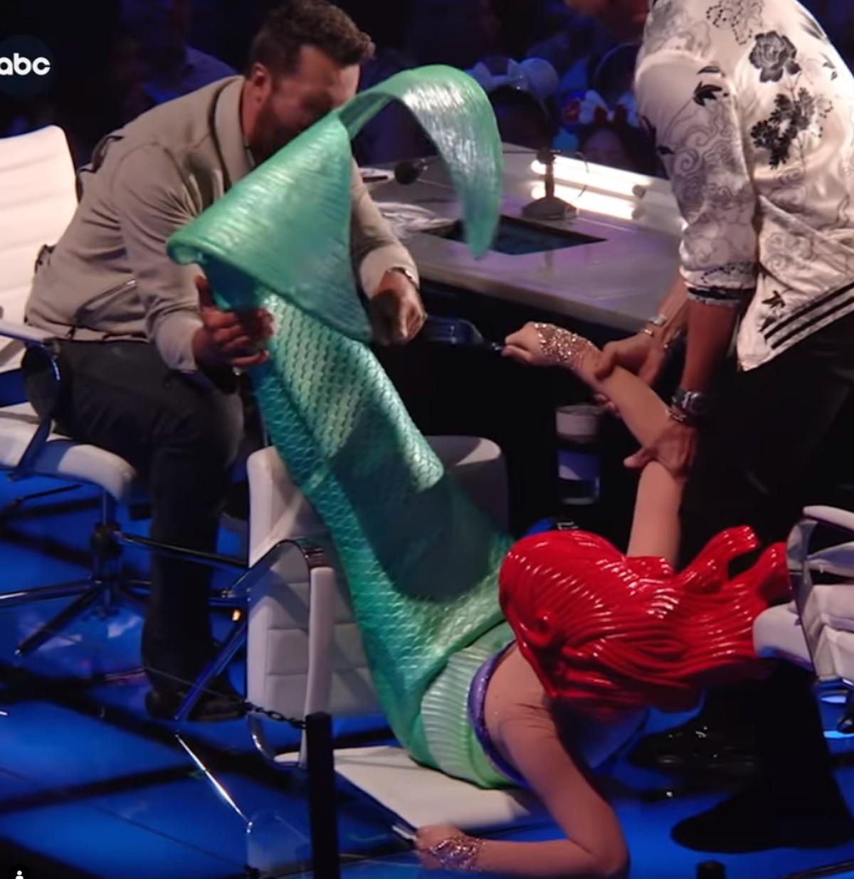 Katy Perry, vestida de ‘pequena sereia’, leva o tombo da cadeira durante a gravação do ‘American Idol’ |  Pop & Arte