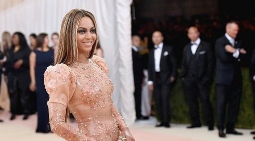 Em fevereiro de 2015, a cantora Beyoncé criou um serviço delivery de comida vegana chamado 22 Days Nutrition. Antes disso, em 2004, a artista criou a linha de roupa House of Dereon junto com sua mãe. Seu primeiro negócio acabou em 2012. 