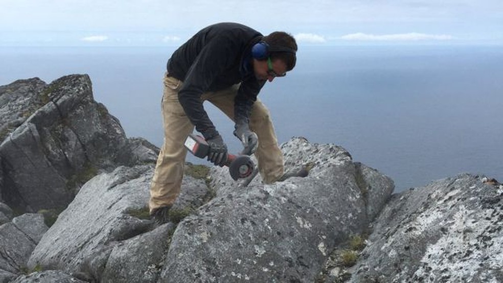 Cientistas retiraram amostras de formações rochosas com face para o oceano Pacífico, como esta na ilha Dall. (Foto: Charlotte Lindqvist)