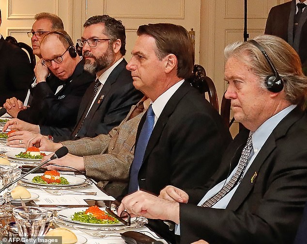 Bolsonaro ao lado de Bannon durante um jantar nos Estados Unidos, em 2019   