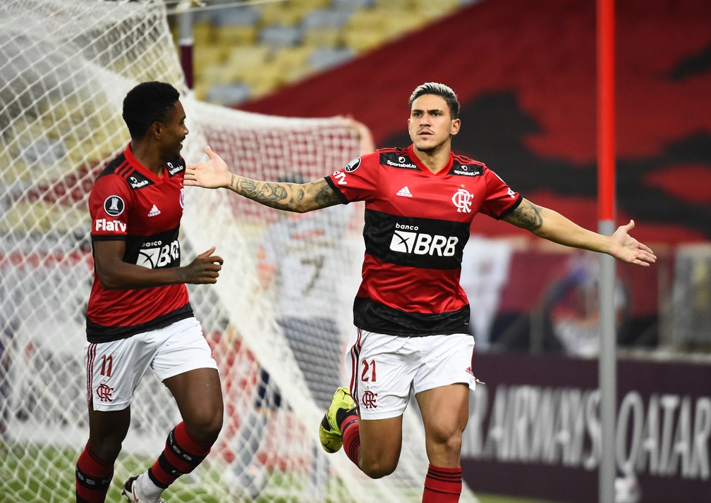 Pedro e Vitinho comemoram o último gol do Flamengo contra o Union La Calera — Foto: André Durão