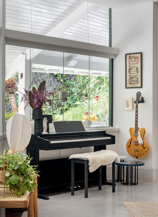 O canto do piano, ao lado das mesas Jeni, do Studio Massa (Foto: André Nazareth / Divulgação)