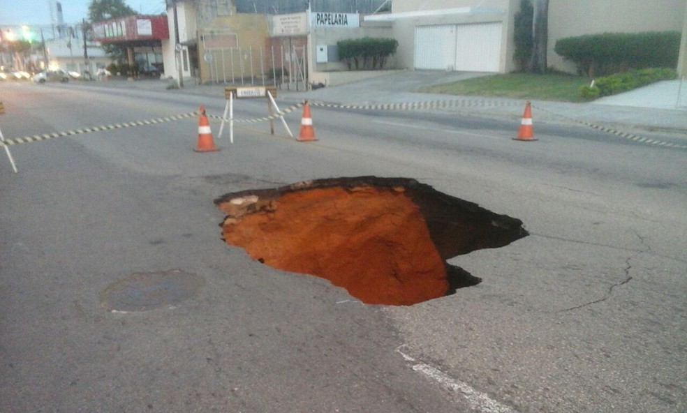 Asfalto cede e abre cratera na Avenida Jaguarari (Foto: Ivan Lemos)