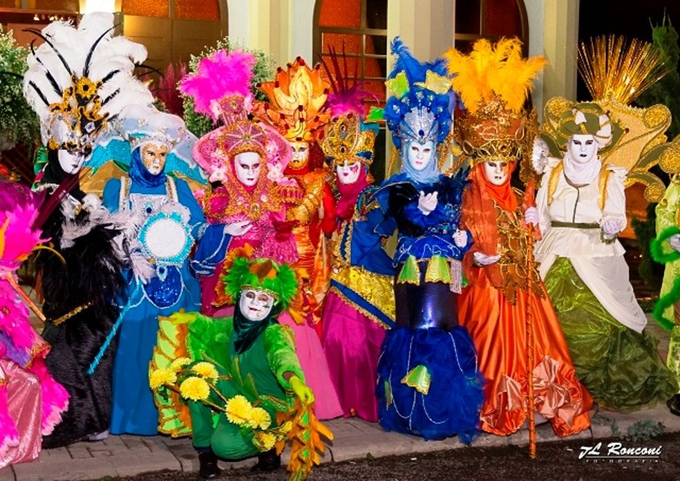 Com trajes e máscaras coloridas, os personagens dançam em meio ao público da festa, ao som da tradicional música italiana — Foto: Zé Ronconi/Arquivo