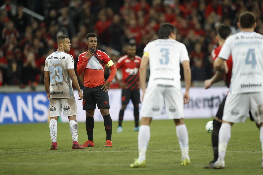 Atuações: Grêmio tem ataque inoperante e defesa falha em eliminação na Copa do Brasil; veja as avaliações