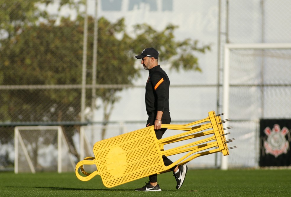 Vitor Pereira no treino do Corinthians antes do jogo com o Palmeiras pela 22ª rodada do Brasileirão — Foto: Rodrigo Coca/Ag. Corinthians