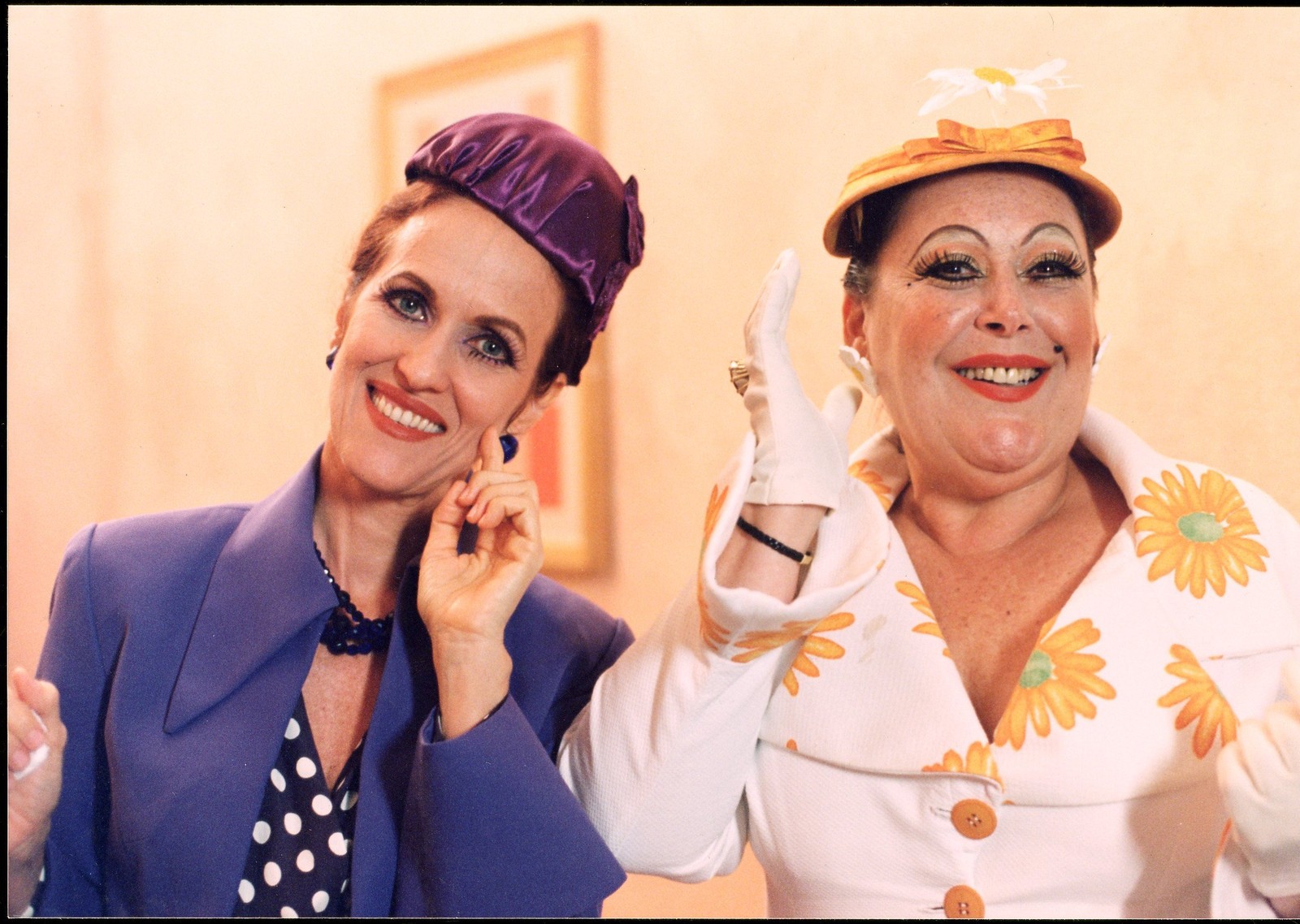 Marilu Bueno, à direita, e Betina Vianny, em "Caça Talentos", seriado infantil da TV Globo, em 1998 — Foto: Divulgação