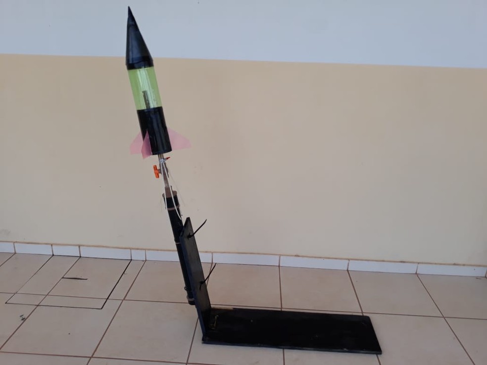 Professora e alunos que fizeram foguete usando garrafas pet e madeira ...