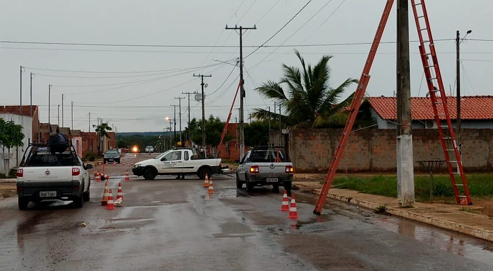 Fiação de telefonia fixa foi arrancada e moradores ficaram sem serviço — Foto: Débora Ciany/TV Anhanguera