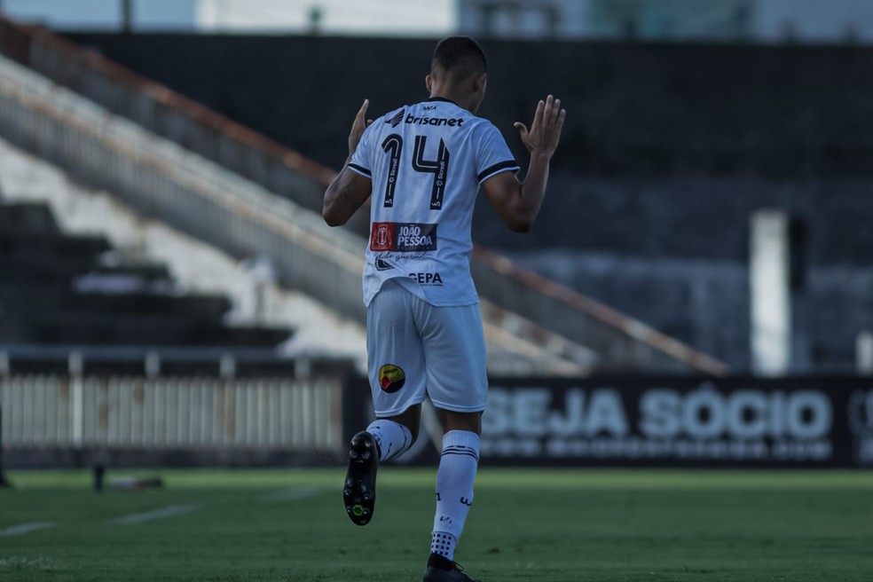 Gabriel Yanno revelou que sonhou com seu primeiro gol pelo time profissional do Botafogo-PB — Foto: Guilherme Drovas / Botafogo-PB