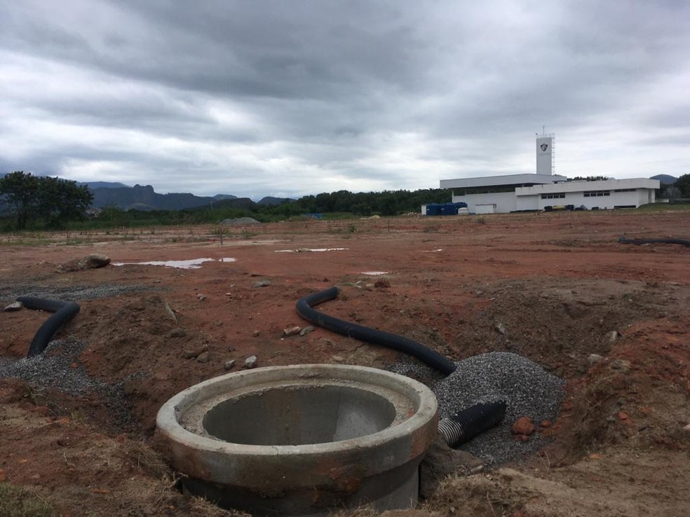 Evolução das obras: campo três — Foto: Thayuan Leiras/GloboEsporte.com