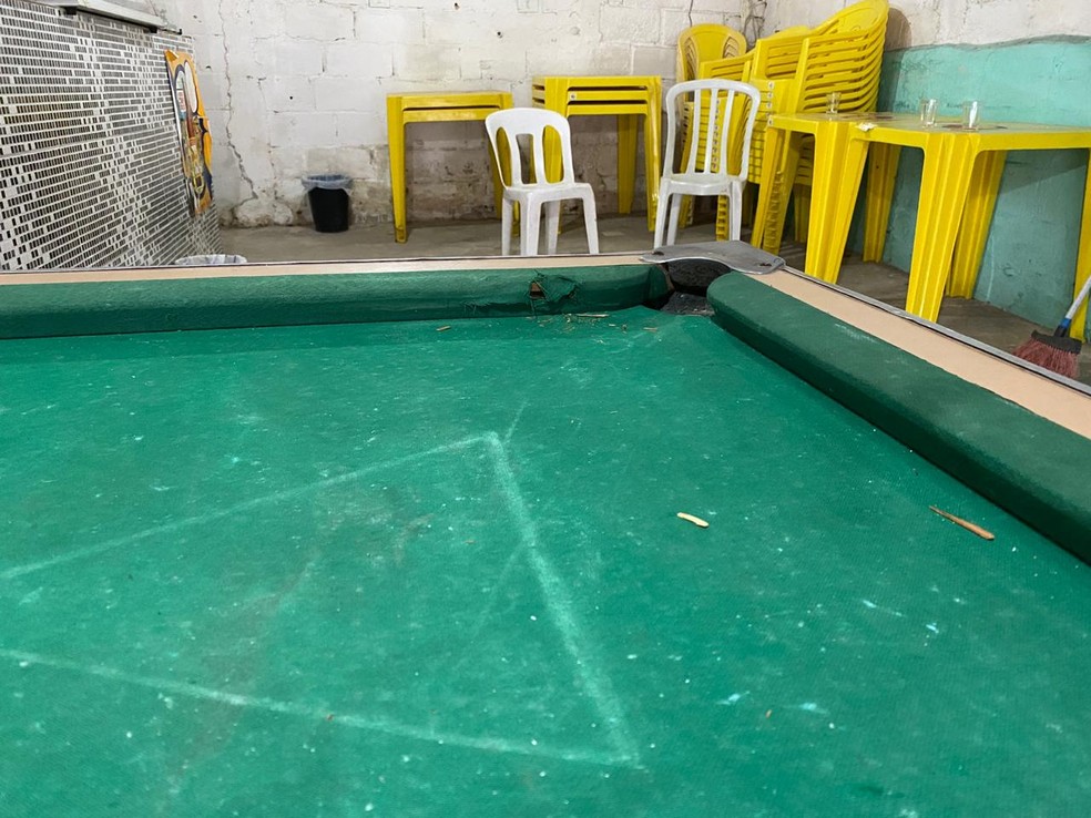 Jovem &eacute; morto e tr&ecirc;s s&atilde;o baleados em bar no Jardim das Ind&uacute;strias em Jacare&iacute; &mdash; Foto: Andr&eacute; Luis Rosa/ TV Vanguarda