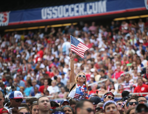 Torcedores americanos se reúnem para assistir ao jogo da seleção de futebol (Foto: Getty Images)