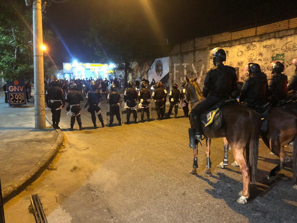 Cavalaria isola a �rea em S�o Janu�rio ap�s a elimina��o do Vasco � Foto: Raphael Zarko