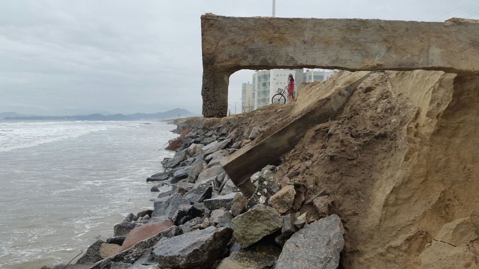 Orla ficou danificada com a força do mar em Navegantes (Foto: Luiz Souza/NSC TV)