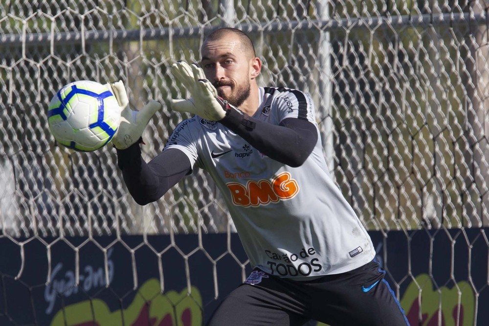 Com Cássio suspenso, Walter será reavaliado terça-feira, na reapresentação do Corinthians