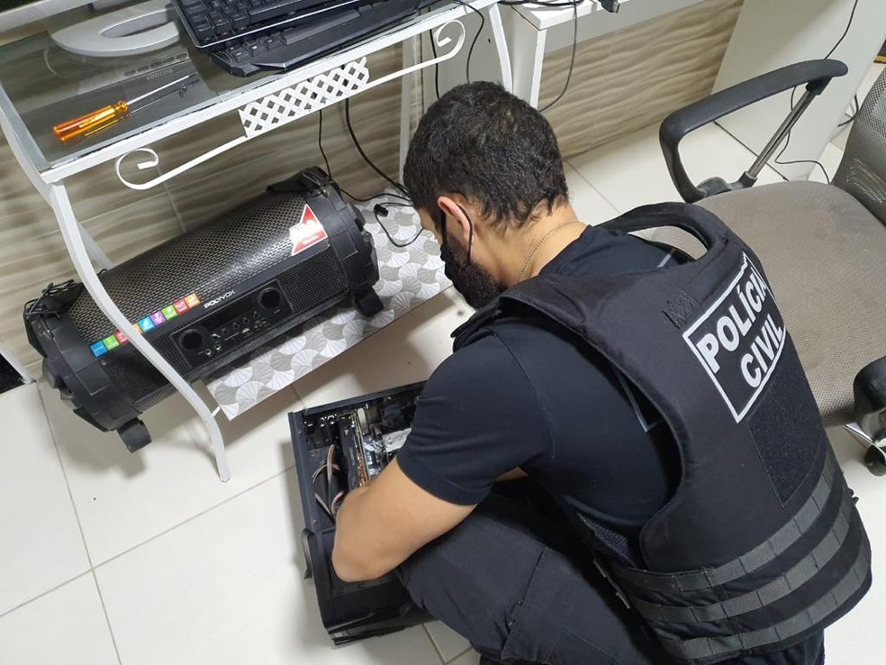 Policial civil do DF cumpre mandado de busca e apreensão em operação contra fraudes bancárias — Foto: PCDF/Divulgação
