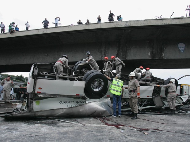 Resgata trabalha no ônibus que caiu do viaduto nesta terça (02) no Rio de Janeiro. (Foto: Carlo Wrede/Agência O Dia/Estadão Conteúdo)