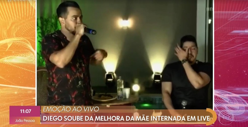 Diego soube da melhora da mãe internada com Covid-19 durante live com Henrique — Foto: TV Globo
