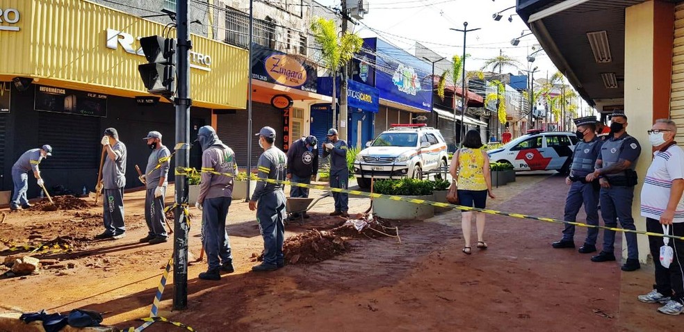 Cruzamento da Rua Episcopal com o calçadão da General Osório está interditada em São Carlos — Foto: Prefeitura de São Carlos/Divulgação