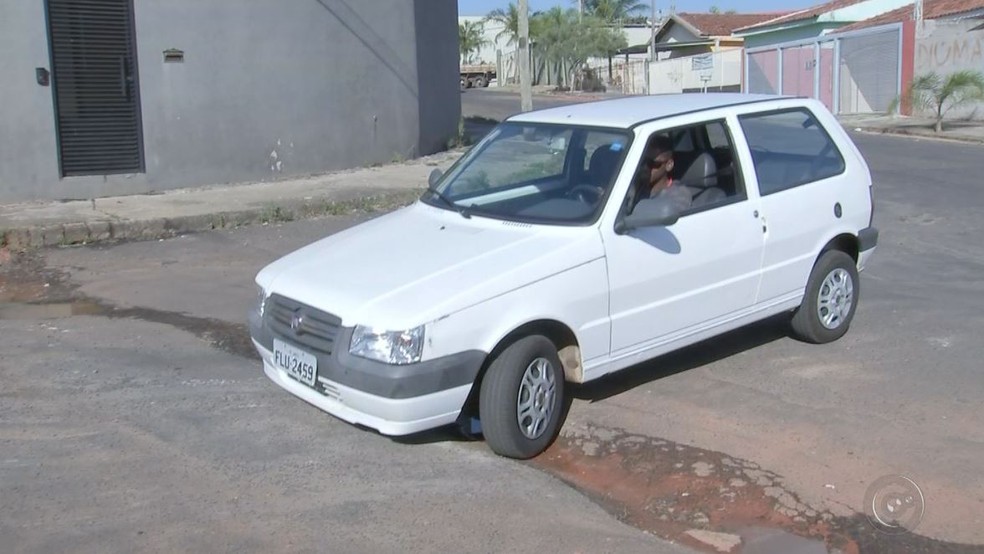 Para os motoristas, principal preocupação é com os prejuízos causados aos carros (Foto: Reprodução / TV TEM)