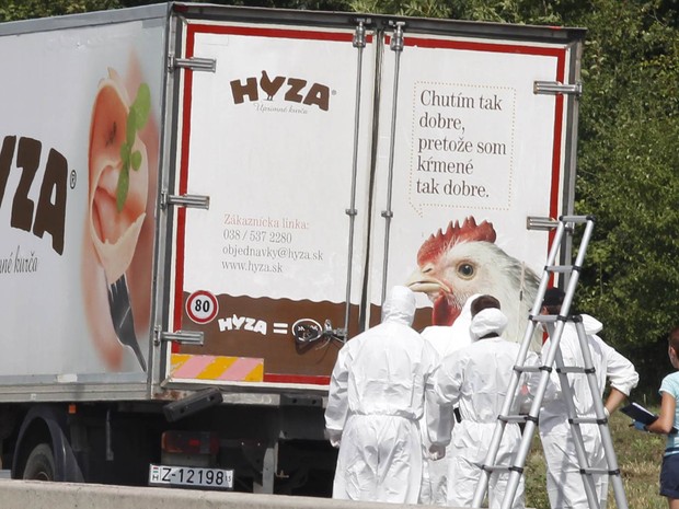 Dezenas de imigrantes foram encontrados mortos em um caminhão na Áustria. O veículo, que continha dezenas de corpos, foi achado em uma área de descanso de uma estrada do estado de Burgenland, no leste do país (Foto: Dieter Nagl/AFP)