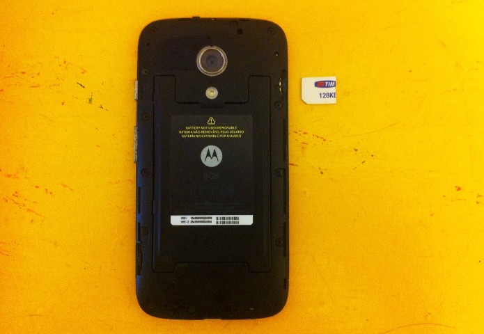 Chip posicionado na altura da entrada do SIM 1 do Moto G (Foto: Reprodução/Raquel Freire)