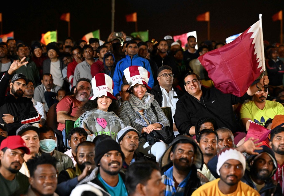 Cataris acompanham jogo de abertura da Copa do Mundo em um telão no norte de Doha