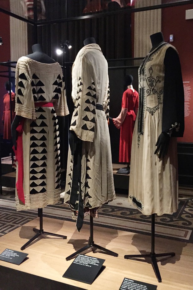 Exotic- and ethnic-inspired dresses – including the ‘Boulogne’ dress, summer 1920, on display at the exhibition (Foto: Divulgação)