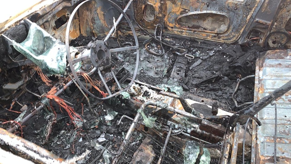 Carro ficou totalmente destruído — Foto: Lucas Machado/TV Anhanguera