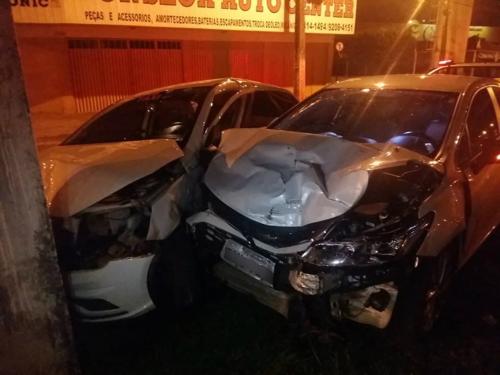 Dois passageiros estavam no táxi no momento do acidente — Foto: Lucas Ferreira/TV Anhanguera
