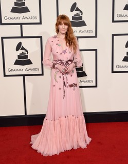 Florence Welch, que recentemente foi anunciada nova embaixadora da Gucci, apostou em um vestido rosa lavado da grife