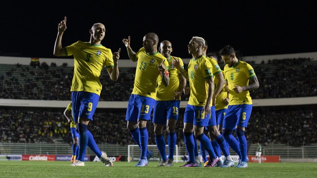 Jogadores da seleção brasileira festejam gol sobre a Bolívia