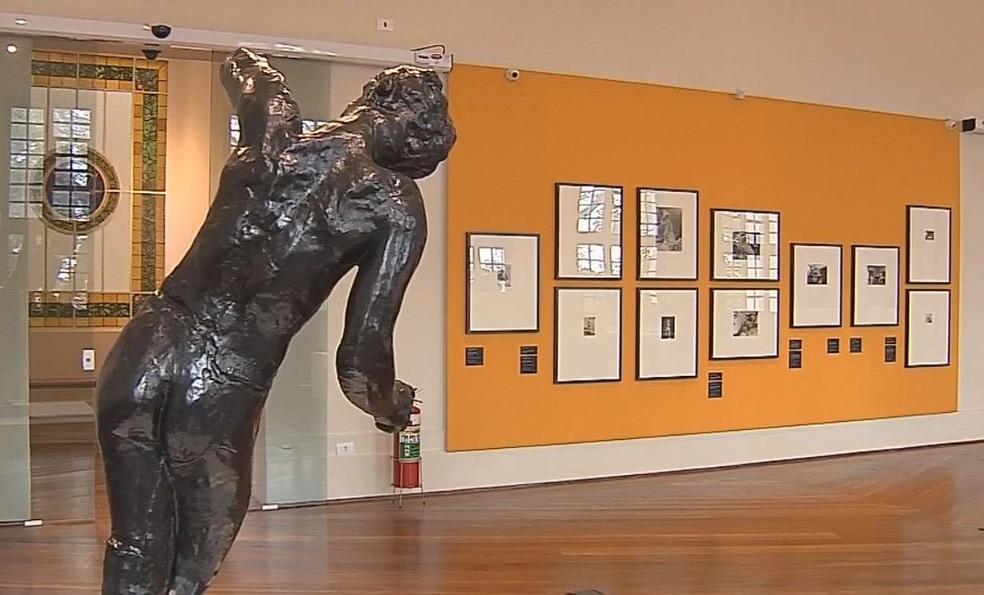 Além de esculturas, exposição conta com registros e fotos que contam a trajetória de Auguste Rodin — Foto: TV TEM/Reprodução