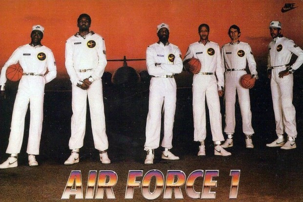 Nike Air Force 1: Propaganda original com os jogadores da NBA Michael Cooper, Moses Malone, Calvin Natt, Jamaal Wilkes, Bobby Jones e Mychal Thompson (Imagem: Nike) (Foto: Nike)