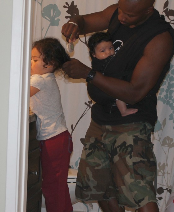Doyin Richards arruma o cabelo de sua filha mais velha (Foto: Reprodução/Today Parents)