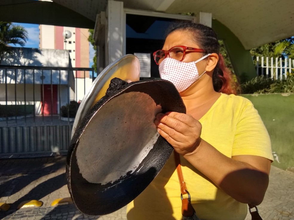 Servidores aposentados e pensionistas protestam devido a atraso nos salários em Campos, no RJ — Foto: Paulo Veiga