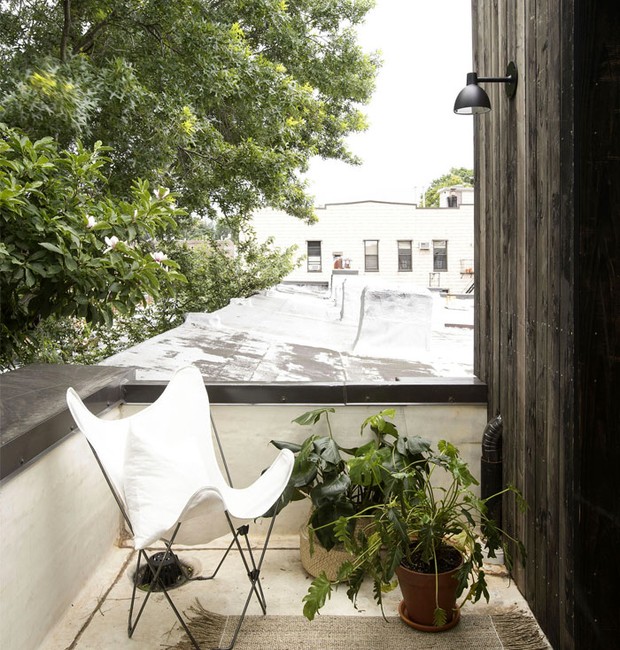 Uma pequena varanda fica no último andar da casa, junto ao quarto do casal (Foto: Indecora/ Reprodução)