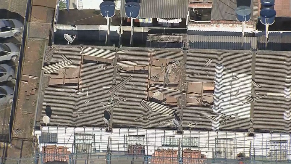 Casas que foram destelhadas pelo vento no Guará I, no DF — Foto: TV Globo/Reprodução