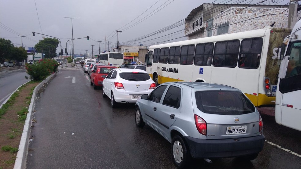 Trânsito lento na Avenida João Medeiros Filho, Zona Norte de Natal. — Foto: Geraldo Jerônimo/Inter TV Cabugi
