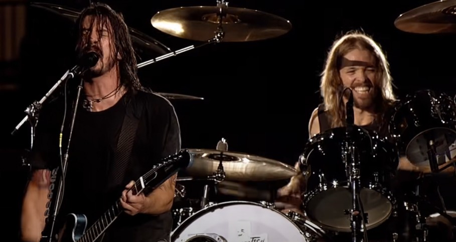 Dave Grohl e Taylor Hawkins em show do Foo Fighters (Foto: reprodução)