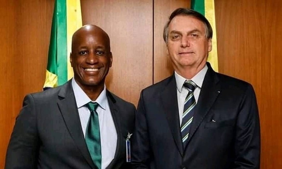 Sérgio Camargo em foto com o presidente Jair Bolsonaro — Foto: Reprodução/Twitter