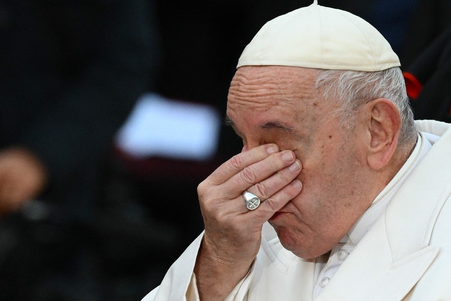 Papa Francisco se emociona ao falar do sofrimento do povo ucraniano durante oração em Roma